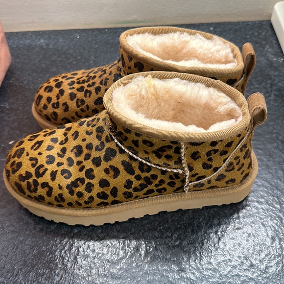 Uggs mini leopard print boots - Picture 3 of 8
